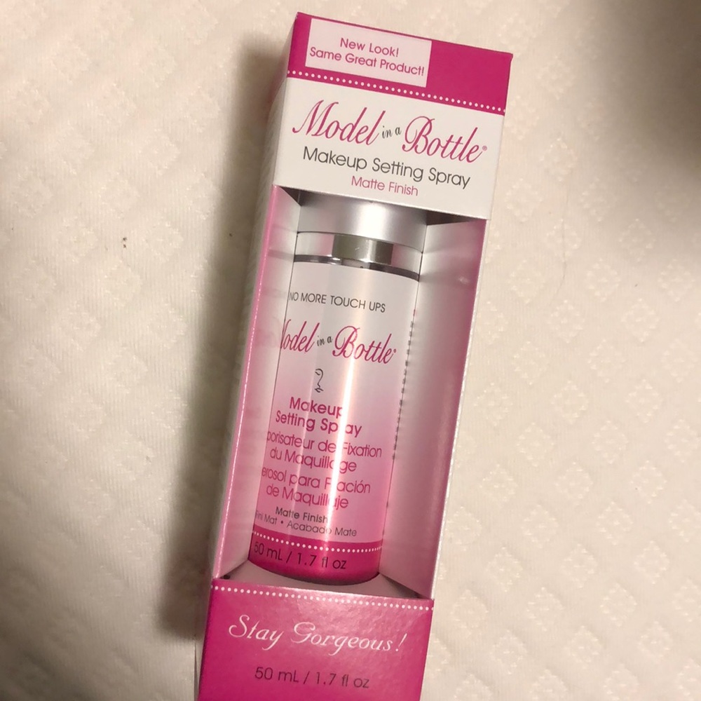 Model in a bottle setting spray